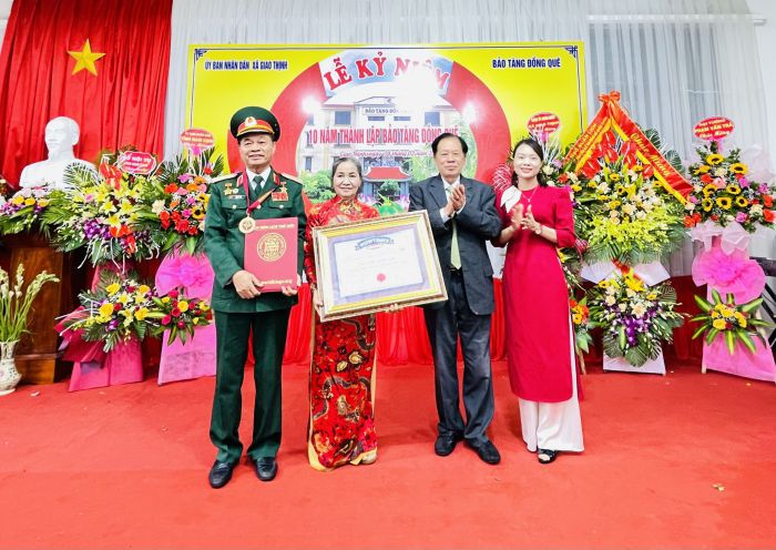 TS. Thang Văn Phúc (thứ hai từ bên phải qua) – Nguyên thứ trưởng Bộ Nội Vụ, Chủ tịch TW Hội Kỷ lục gia Việt Nam và bà Phạm Thị Vân (đầu tiên bên phải) trao bằng Niên lịch và Thành tựu đến Thiếu tướng Hoàng Kiền và nhà giáo Ngô Thị Khiếu.
