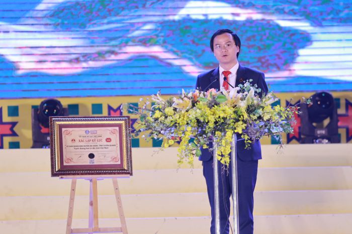 Ông Hoàng Thái Tuấn Anh - Tổng thư ký Tổ chức Kỷ lục Đông Dương, Trưởng đại diện Miền Bắc Tổ chức Kỷ lục Việt Nam đại diện công bố quyết định công nhận Kỷ lục tới UBND huyện Na Hang.