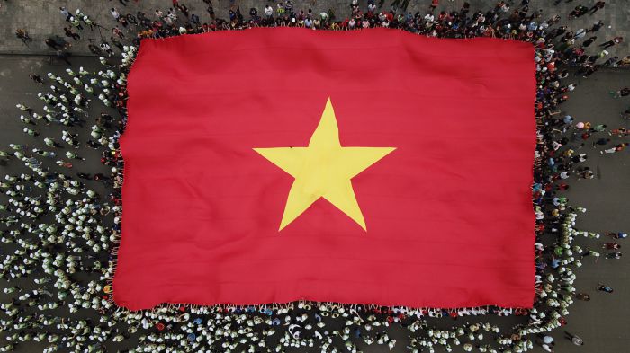 Lá cờ Tổ quốc rộng 540m2 trên Quảng trường Nhân dân tỉnh Lai Châu.
