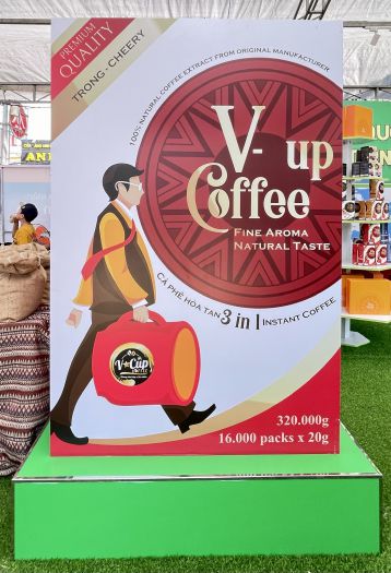 "Hộp cà phê hòa tan lớn nhất Việt Nam" được Nhà máy Cà phê Hòa tan Mỹ Việt thuộc Tập đoàn Quốc tế Mỹ Việt sản xuất có kích thước 120cm x 65cm x 180cm với khối lượng tịnh là 320kg chứa 16.000 gói cà phê hòa tan “3 in 1” loại cao cấp. 
