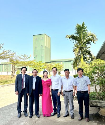 Đại diện Tổ chức Kỷ lục Việt Nam thăm quan nhà máy sản xuất của Công ty CP Tập đoàn Quốc tế Mỹ Việt.