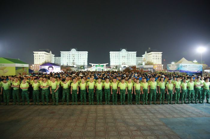 Các lực lượng vũ trang tỉnh Lai Châu tham gia nghi thức Chào cờ - Hát Quốc ca.