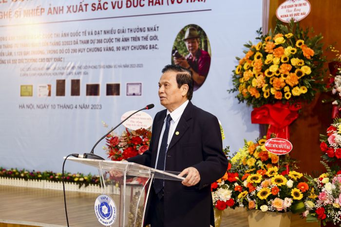 Tiến sĩ Lê Doãn Hợp - Nguyên Bộ trưởng Bộ Thông tin và Truyền thông, Chủ tịch Hội đồng xác lập Tổ chức Kỷ lục Việt Nam gửi lời chúc mừng đến Nghệ sĩ Vũ Hải - Ảnh: VietKings.