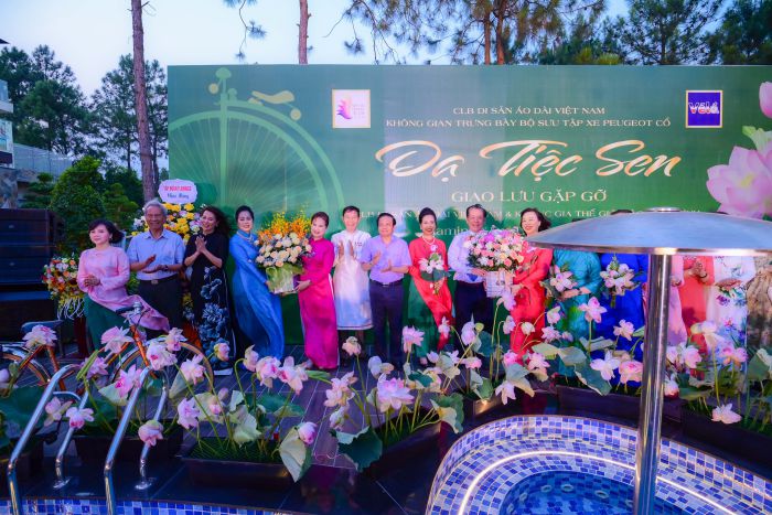 Tặng hoa tới đại diện CLB Di sản áo dài Việt Nam