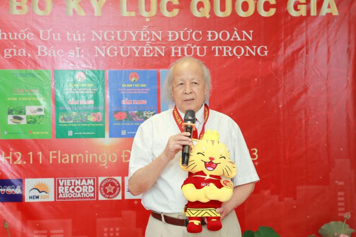 Bác sĩ, TS. KLG. Nguyễn Hữu Trọng đã cùng với TTƯT. LY. DSCKII Nguyễn Đức Đoàn chia sẻ sau khi đón nhận Kỷ lục.