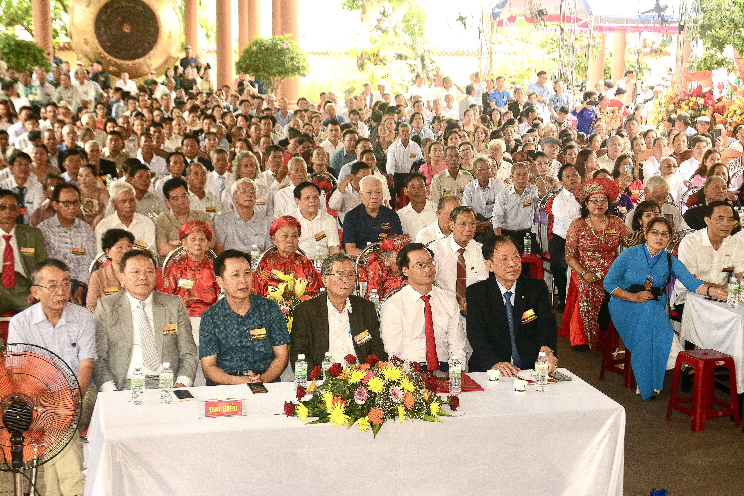 Sự kiện Hiệp kỵ tiền nhân họ Đặng quy tụ đông đảo lãnh đạo Hội đồng họ Đặng Việt Nam, các quý vị đại biểu, khách quý đại diện các dòng họ cùng gần 1.000 con cháu họ Đặng toàn quốc về tham dự.