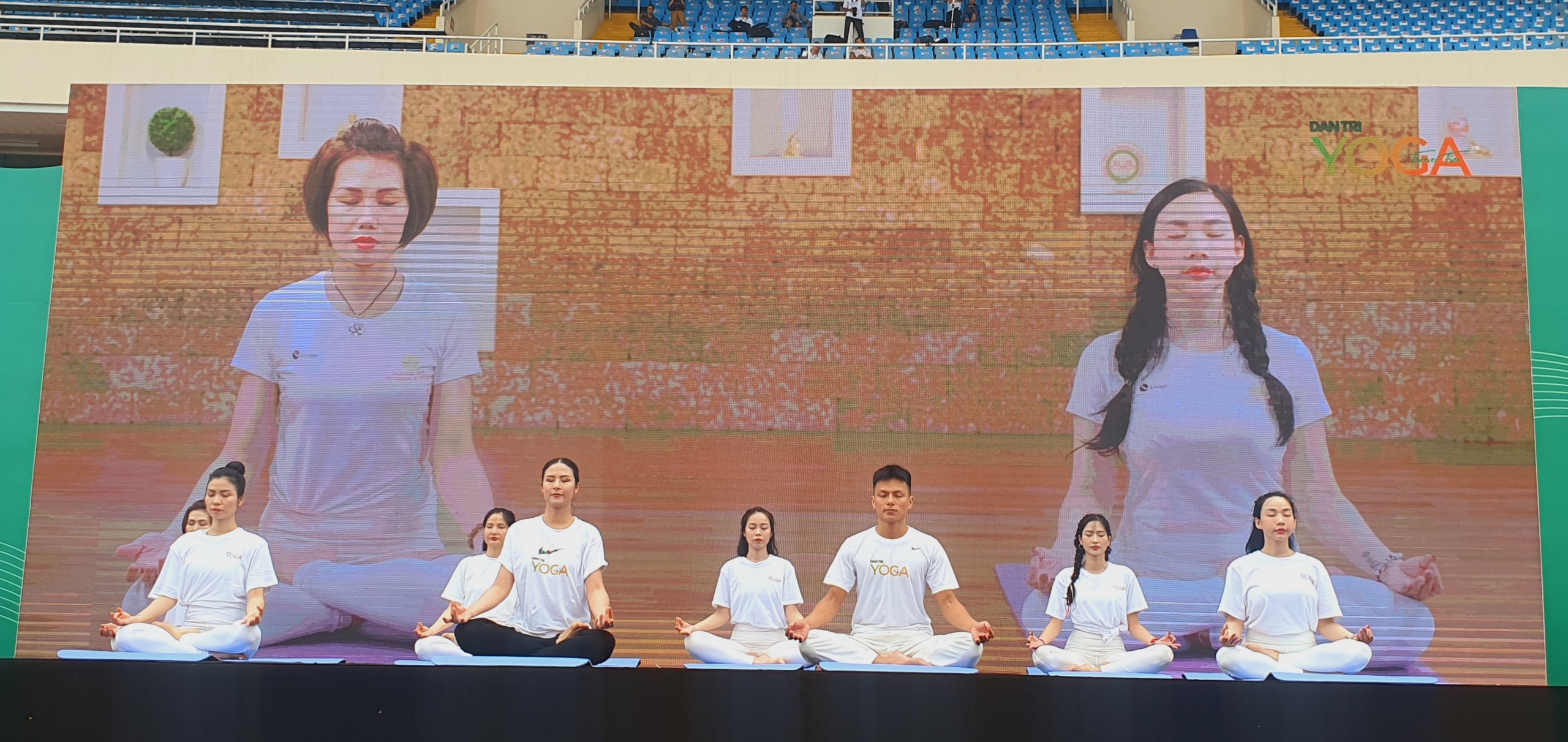 Bài đồng diễn được Liên đoàn Yoga Việt Nam thiết kế đẹp mắt, công phu, dưới sự hướng dẫn của các vận động viên yoga Quốc gia. (Ảnh: VietKings)