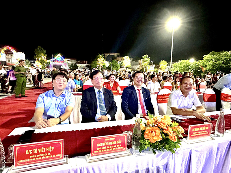 Ban lãnh đạo địa phương và Tổ chức Kỷ lục Việt Nam - VietKings có mặt tại sự kiện (Ảnh VietKings).