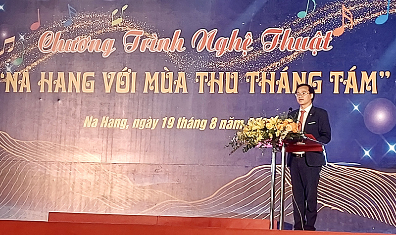  Ông Hoàng Thái Tuấn Anh - Tổng thư ký Tổ chức Kỷ lục Đông Dương, Trưởng đại diện văn phòng Kỷ lục Việt Nam tại miền Bắc thay mặt công bố Quyết định xác lập Kỷ lục đến UBND Huyện Na Hang (Tuyên Quang).