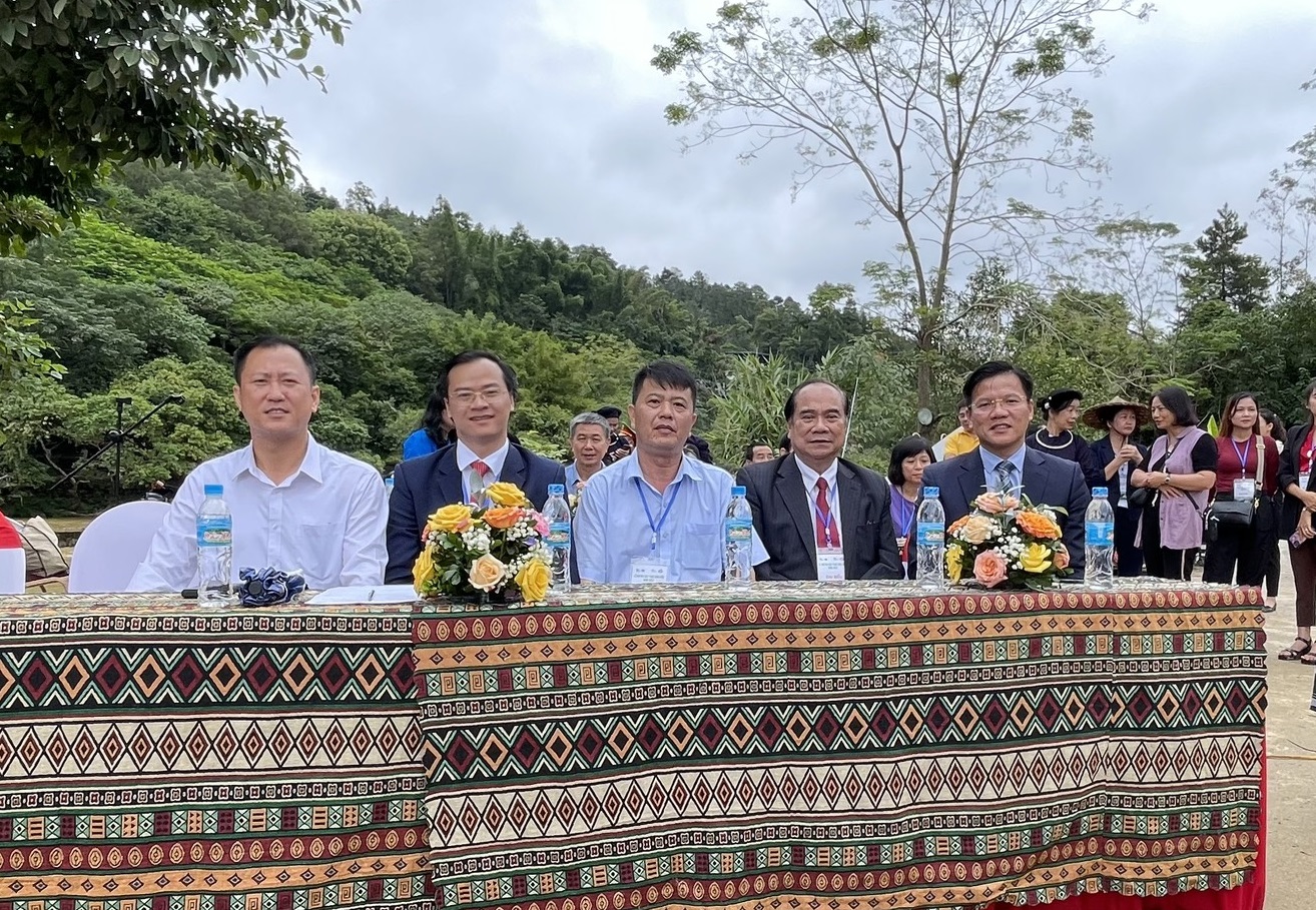 Đại diện Tổ chức Kỷ lục Việt Nam và các đồng chí lãnh đạo địa phương có mặt tại sự kiện (Ảnh VietKings) .