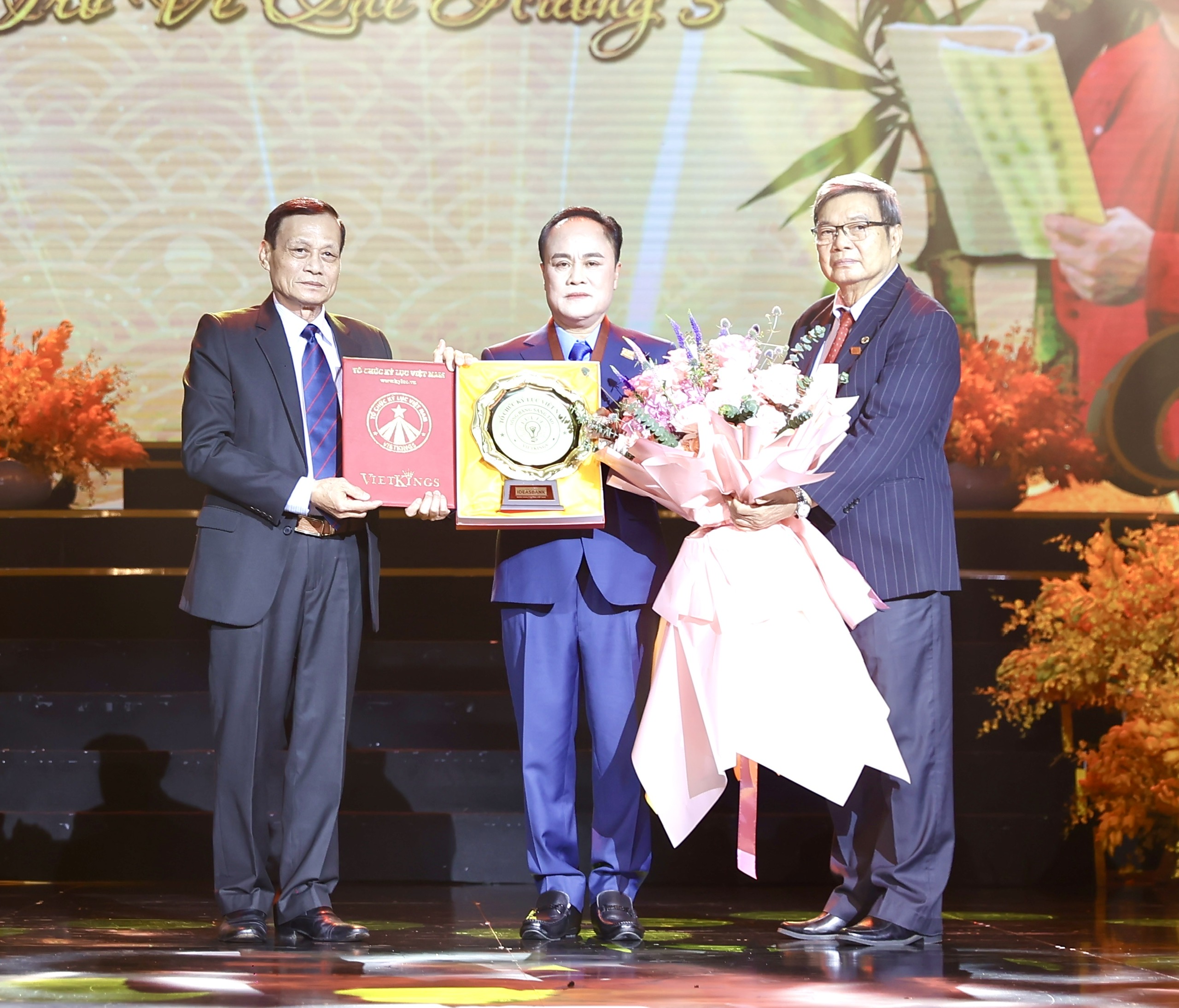 Cũng trong dịp này, Tổ chức Kỷ lục Việt Nam (VietKings) đã vinh danh và trao tặng danh hiệu Sống bằng sáng tạo đến Nghệ sĩ - Kỷ lục gia Chu Bảo Quế trong Hành trình tôn vinh các giá trị sáng tạo đặc biệt của cộng đồng Kỷ lục gia SỐNG BẰNG SÁNG TẠO năm 2023 (ảnh: VietKings)