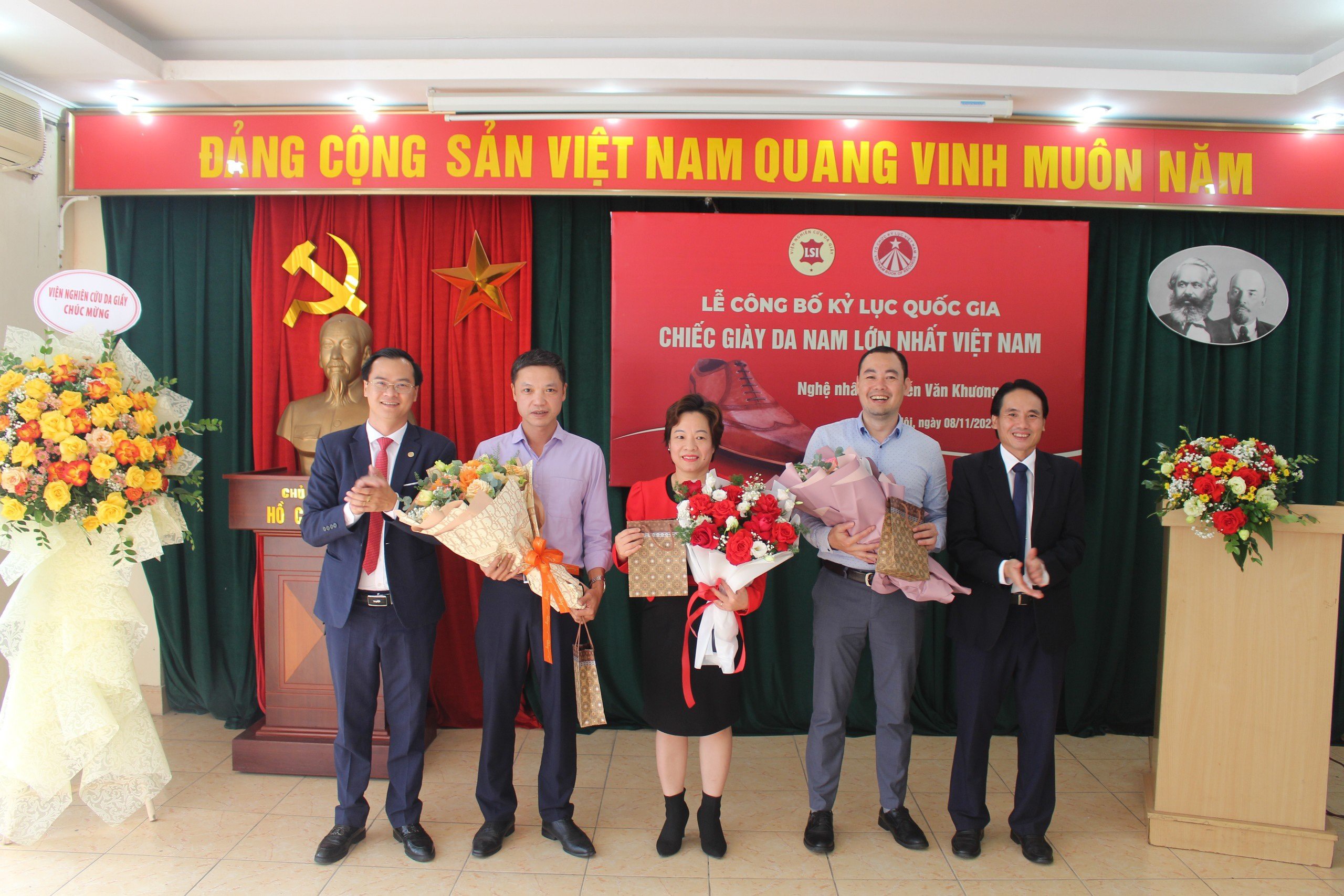 Đại diện Kỷ lục Việt Nam và Viện Nghiên cứu Da Giày tặng hoa chúc mừng và cảm ơn các nghệ nhân đã tham gia đóng góp, hoàn thành tác phẩm - Ảnh: VietKings 