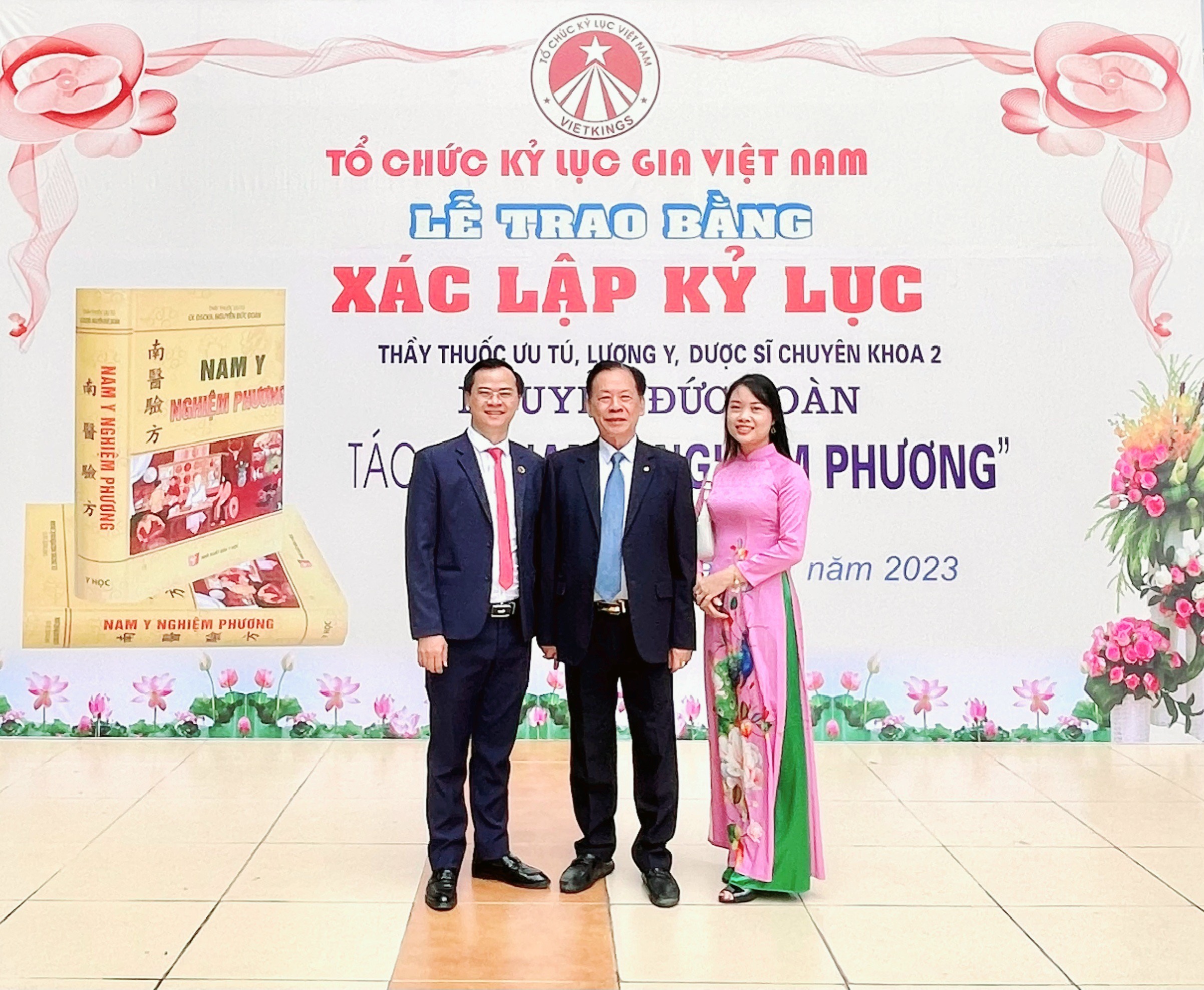 Đoãn lãnh đạo TW Hội Kỷ lục Gia Việt Nam, Tổ chức Kỷ lục Việt Nam tham dự chương trình.