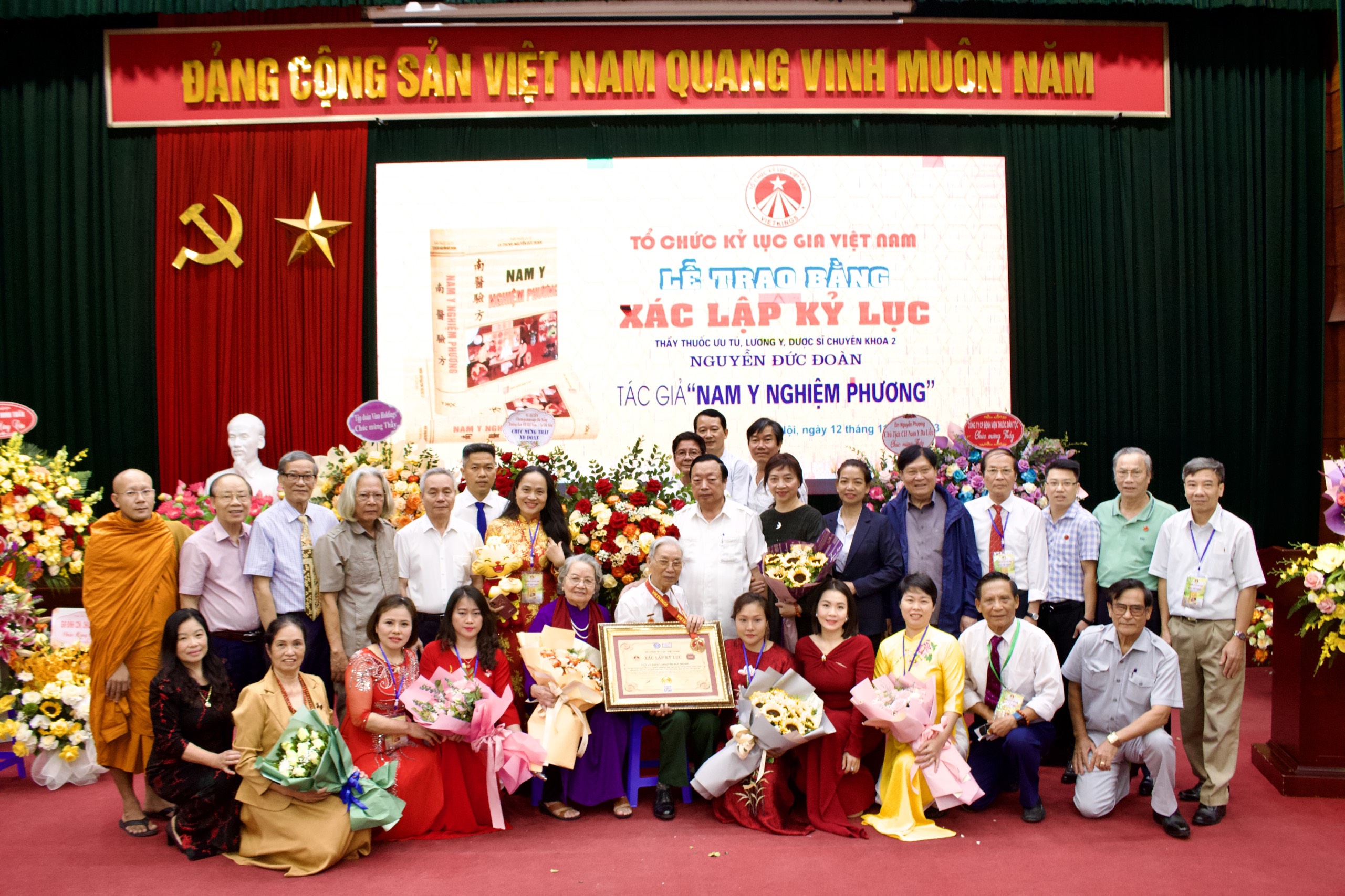 Gia đình, người thân và con cháu chúc mừng Thầy thuốc ưu tú,DSCKII, Lương y Nguyễn Đức Đoàn.