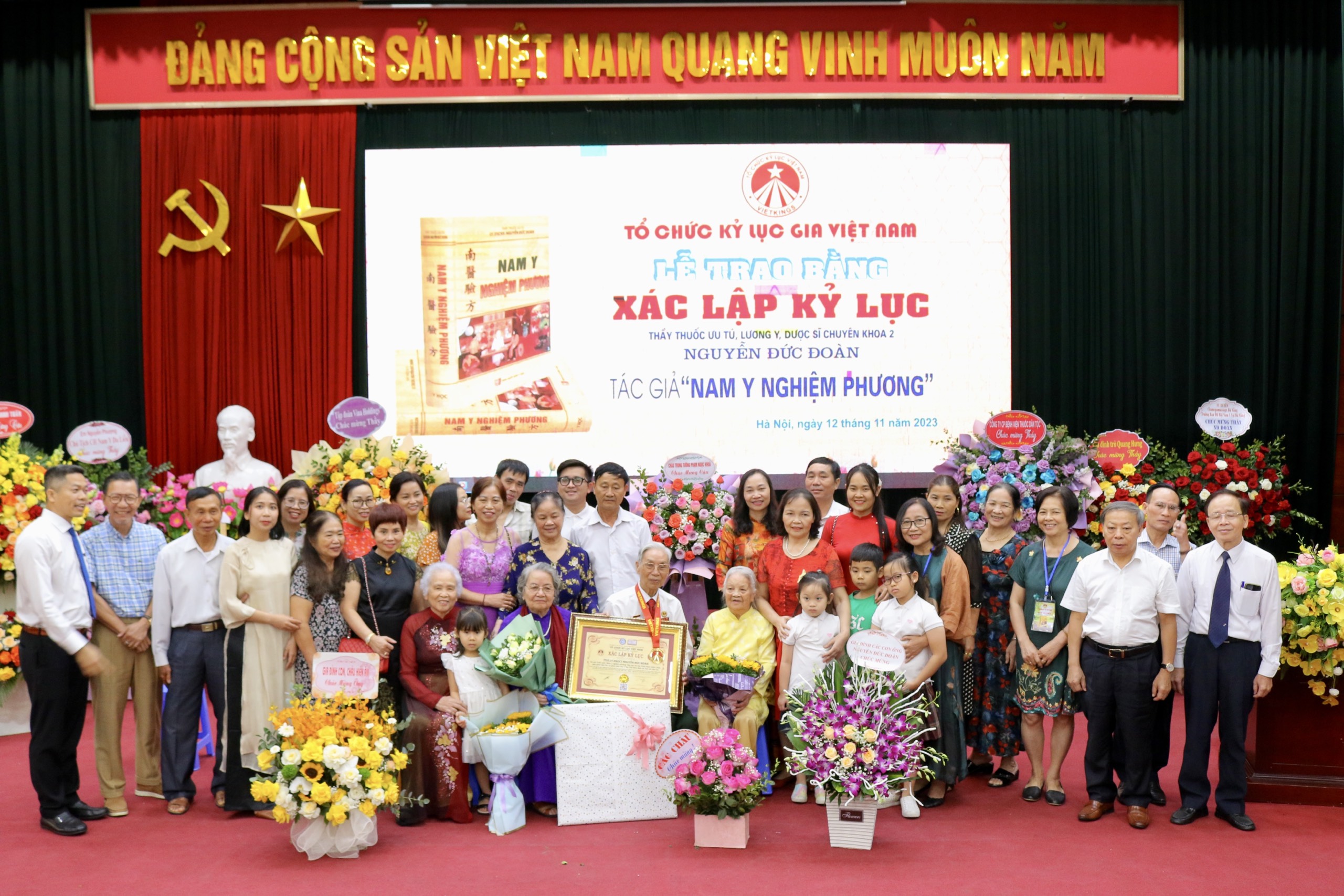 Gia đình, người thân và con cháu chúc mừng Thầy thuốc ưu tú,DSCKII, Lương y Nguyễn Đức Đoàn.