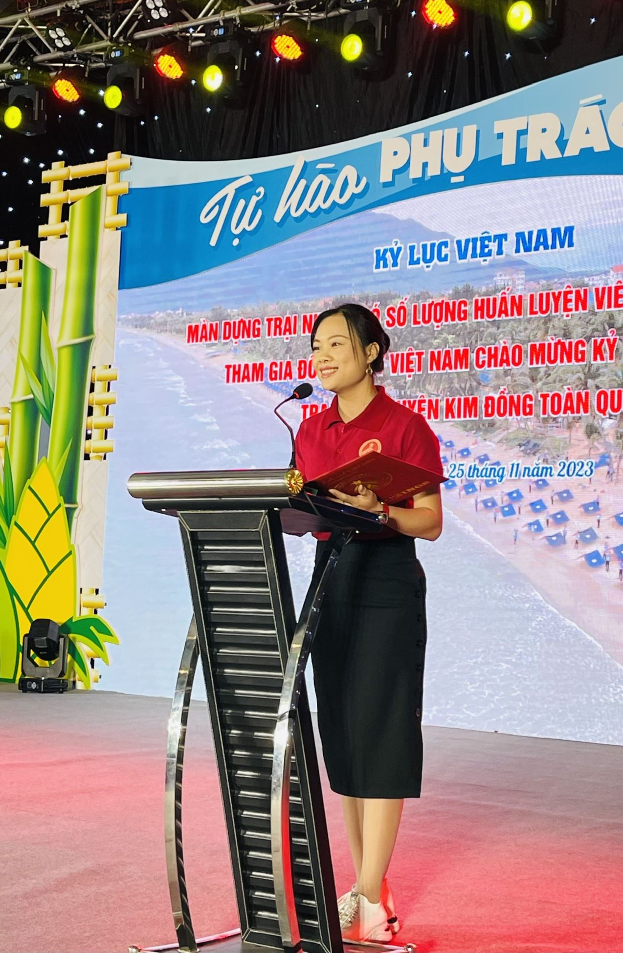 Bà Phạm Thị Vân - Phó Trưởng đại diện Miền Bắc Tổ chức Kỷ lục Việt Nam đại diện công bố quyết định xác lập Kỷ lục - Ảnh: VietKings.