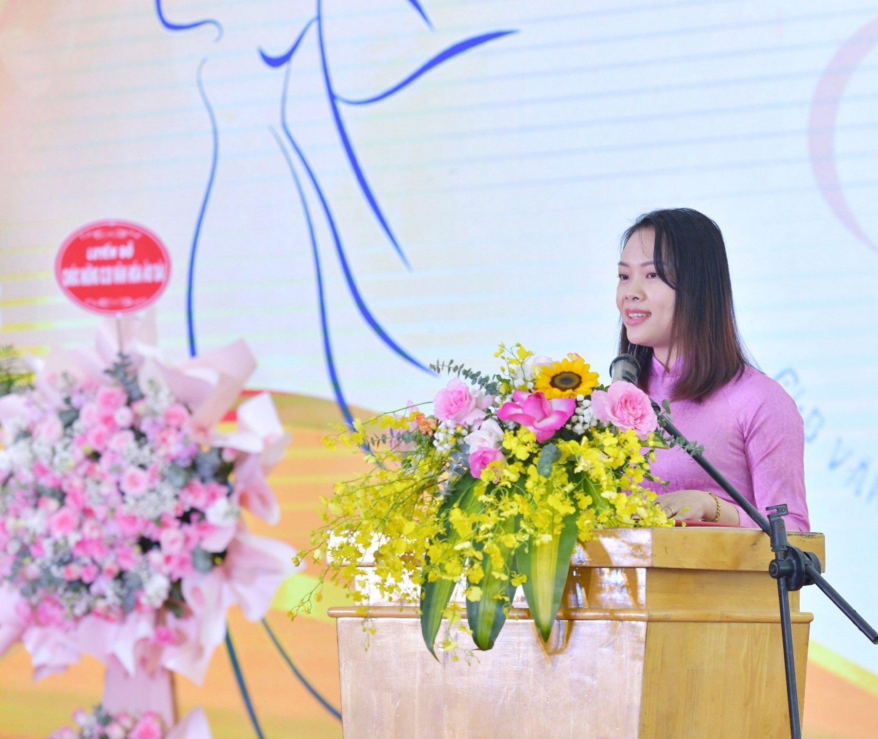 Bà Phạm Thị Vân - Phó Trưởng đại diện Miền Bắc Tổ chức Kỷ lục Việt Nam đại diện công bố quyết định xác lập Kỷ lục - Ảnh: VietKings