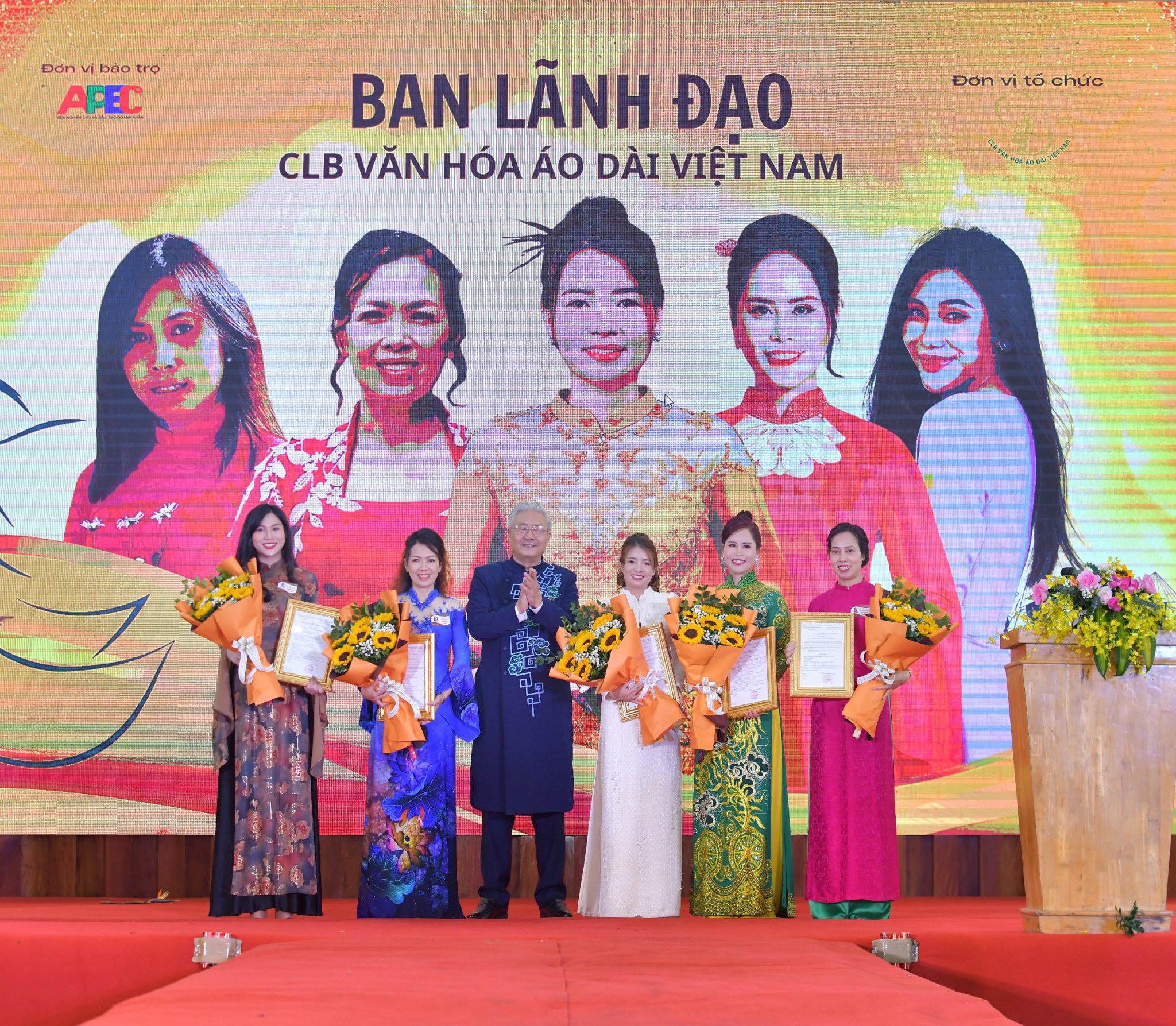 Ra mắt Ban chủ nhiệm CLB Văn hóa Áo dài Việt Nam do NTK Hoàng Ly làm chủ tịch.