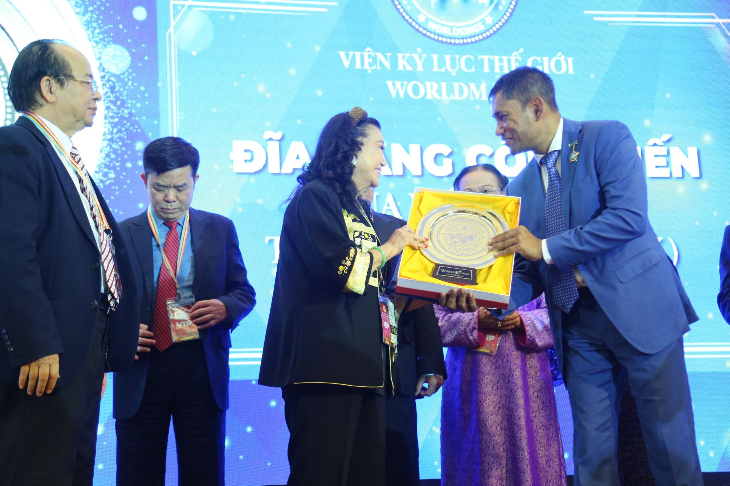 NSND Kim Cương vinh dự đón nhận Đĩa vàng Cống hiến từ Viện Kỷ lục Thế giới. 