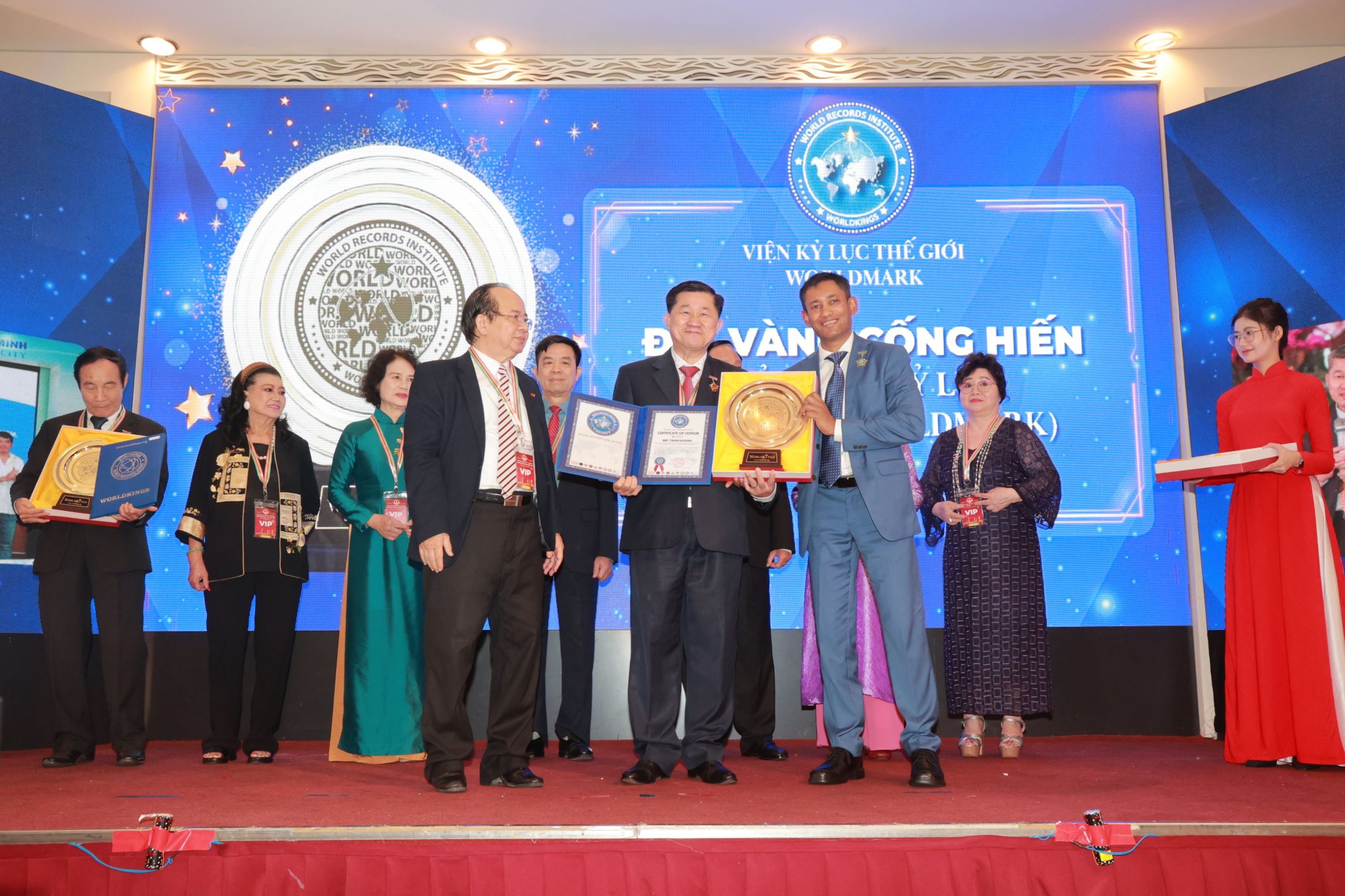 Tiến sĩ Biswaroop Roy Chowdhury và Giáo sư, Viện sĩ Hoàng Quang Thuận trao chứng nhận và Đĩa vàng Cống hiến đến ông Trần Hoàng. 