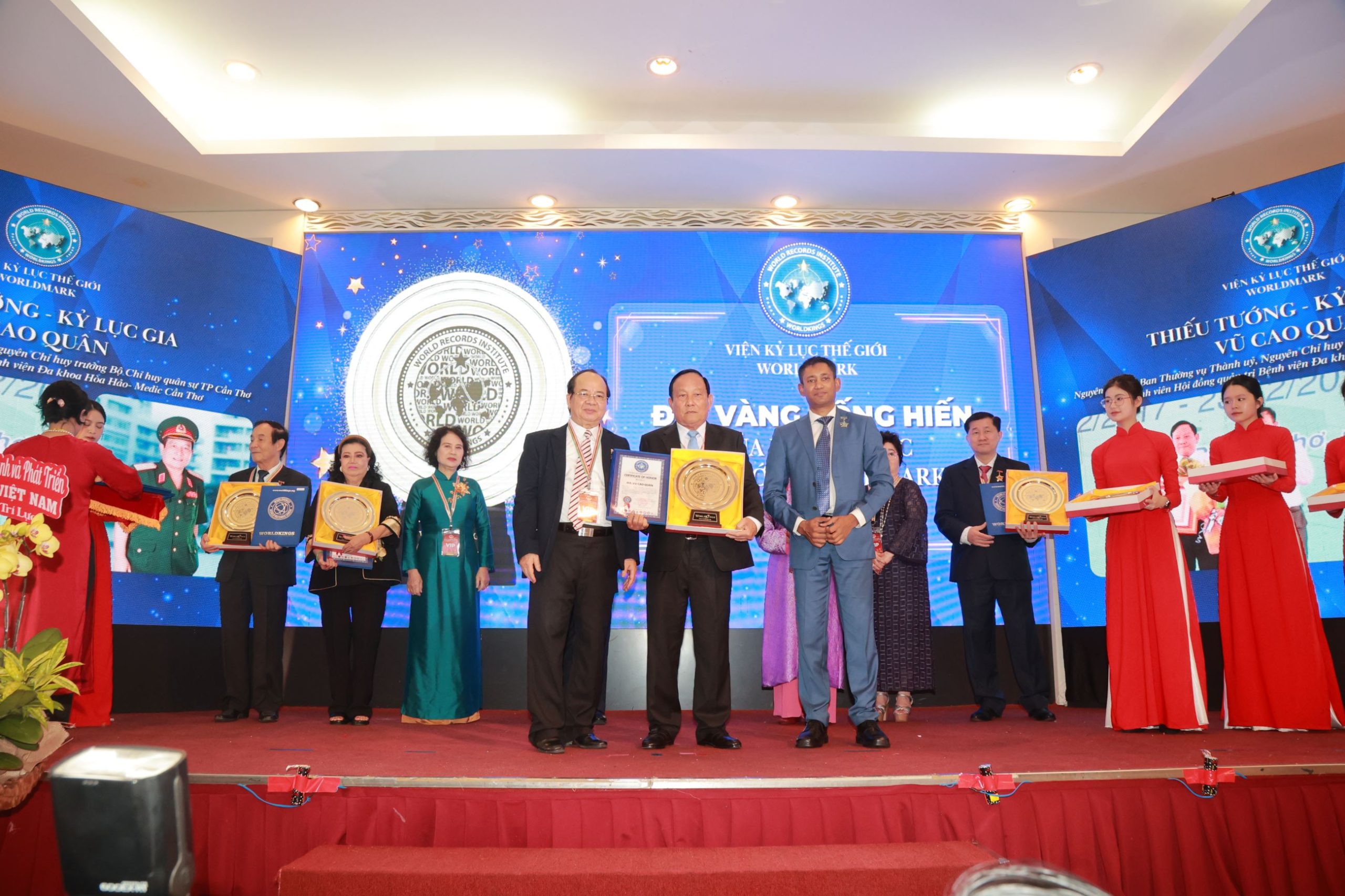 Tiến sĩ Biswaroop Roy Chowdhury và Giáo sư, Viện sĩ Hoàng Quang Thuận trao chứng nhận và Đĩa vàng Cống hiến đến Thiếu tướng, Kỷ lục gia Vũ Cao Quân. 