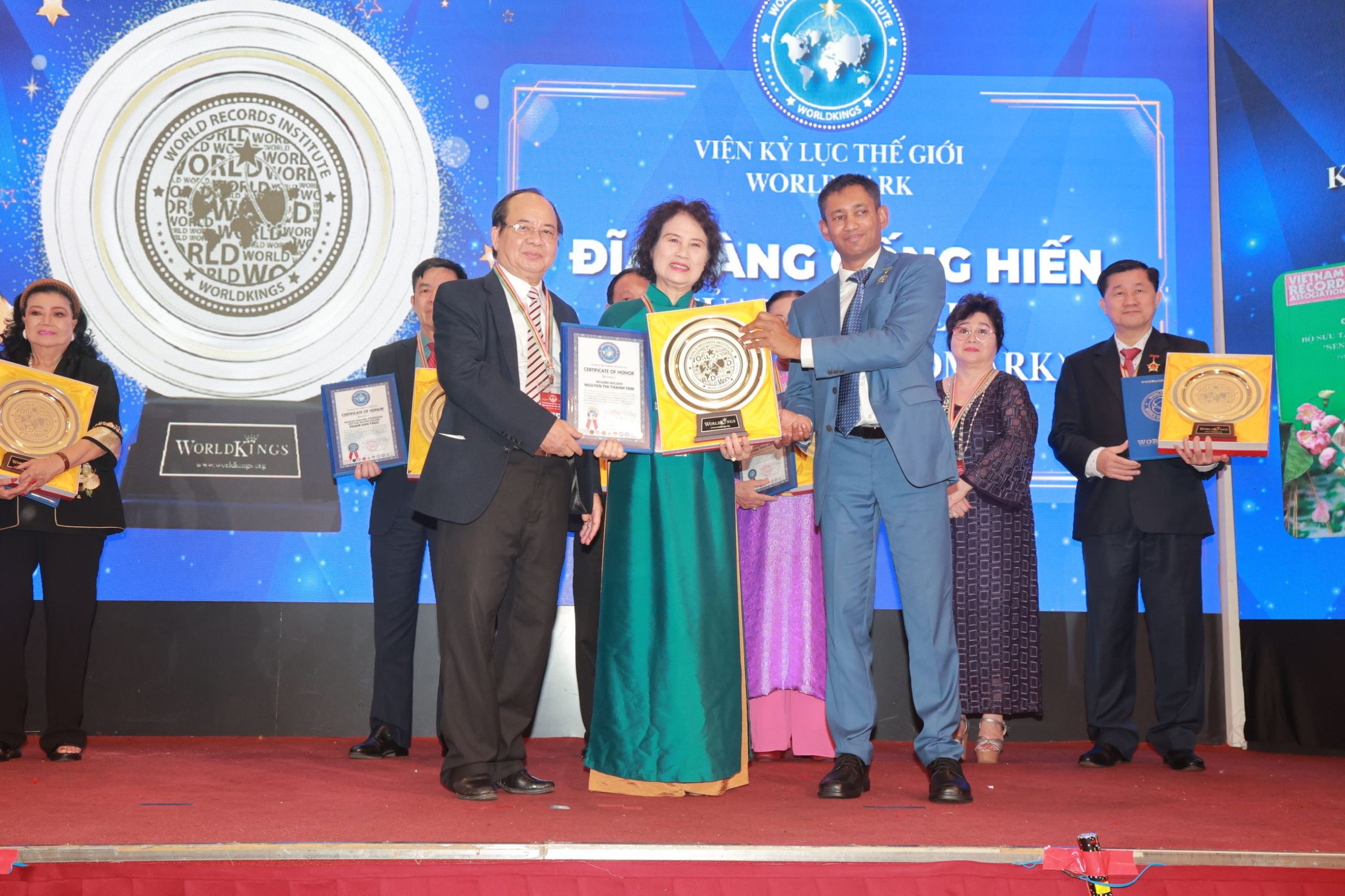 Tiến sĩ Biswaroop Roy Chowdhury và Giáo sư, Viện sĩ Hoàng Quang Thuận trao chứng nhận và Đĩa vàng Cống hiến đến Kỷ lục gia Nguyễn Thị Thanh Tâm.