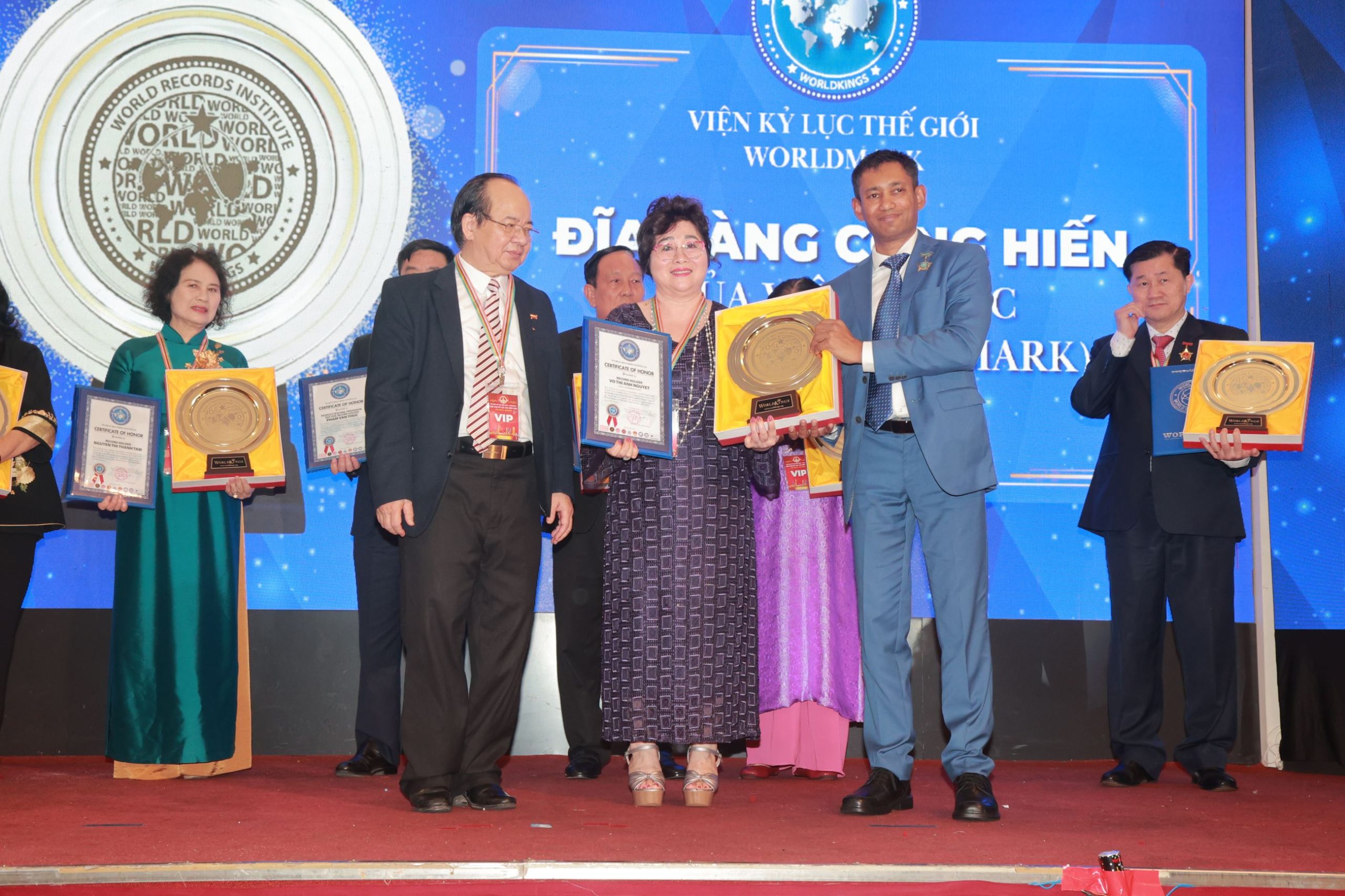 Tiến sĩ Biswaroop Roy Chowdhury và Giáo sư, Viện sĩ Hoàng Quang Thuận trao tặng Đĩa vàng Cống hiến đến Kỷ lục gia Võ Thị Ánh Nguyệt.