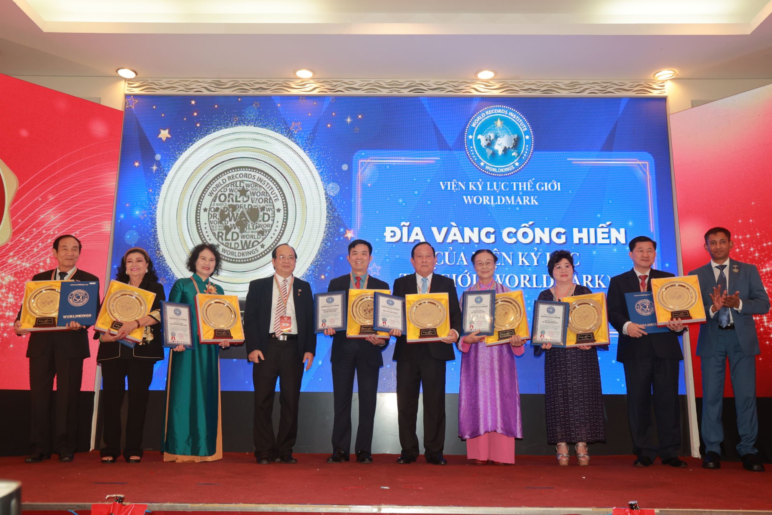  08 cá nhân được vinh danh Đĩa Vàng Cống hiến của Viện Kỷ lục Thế giới - WorldMark tại sự kiện Hội ngộ Kỷ lục gia Việt Nam lần thứ 53.