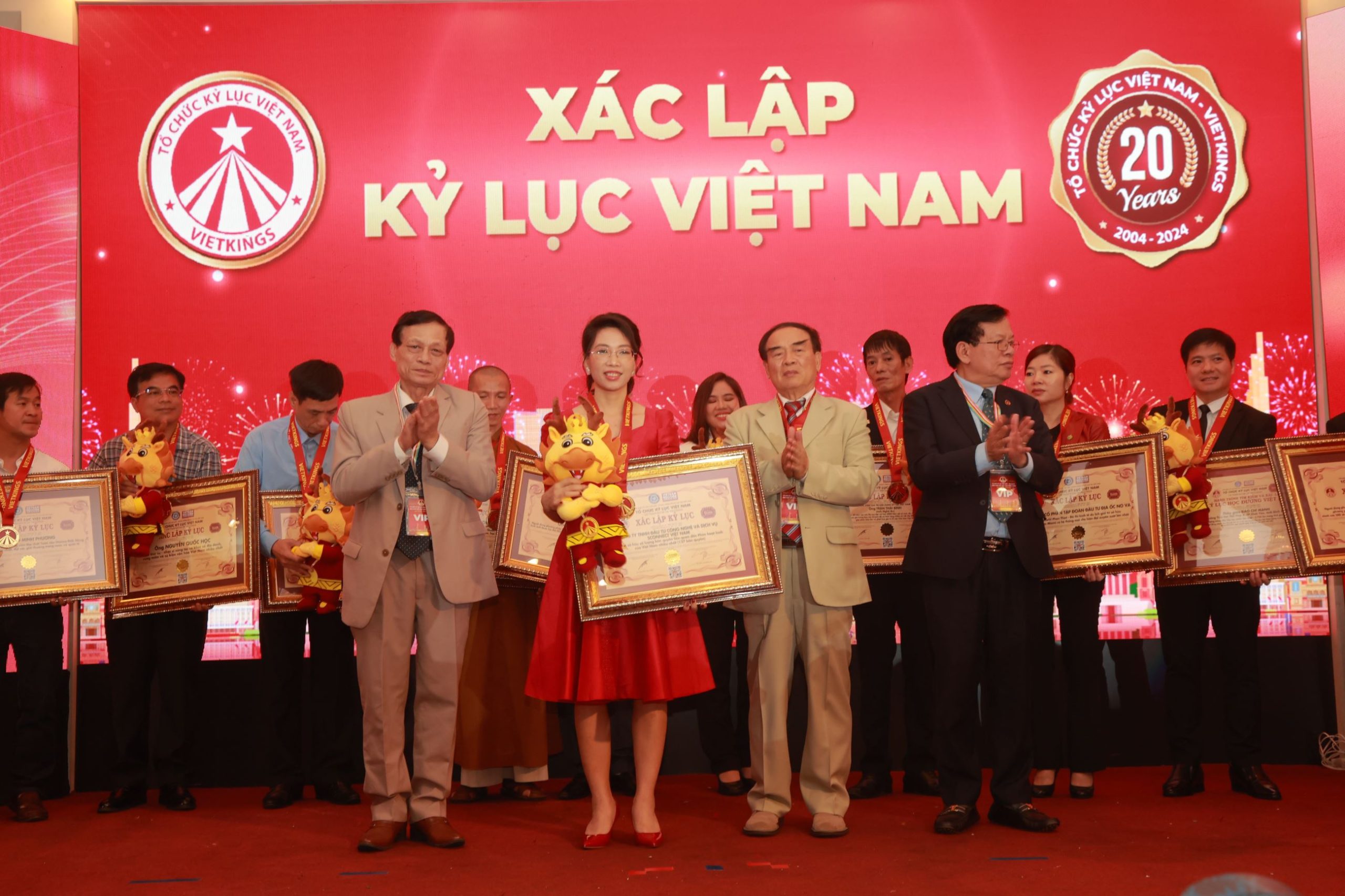 Bà Lại Thị Mai – Giám đốc Licensing của Sconnect Việt Nam đại diện đón nhận 02 Kỷ lục Quốc gia được trao tặng tại sự kiện.