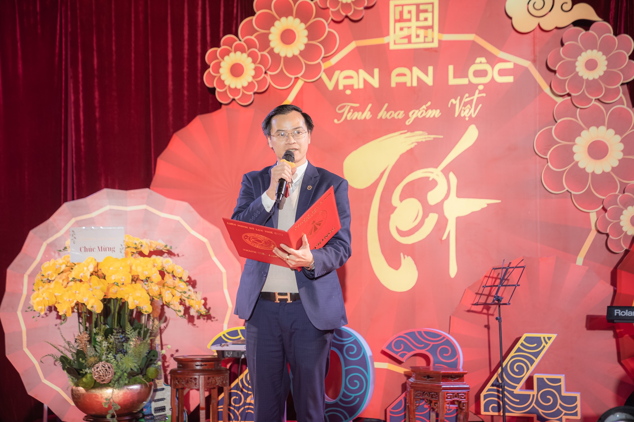 Ông Hoàng Thái Tuấn Anh – Tổng Thư ký Tổ chức Kỷ lục Đông Dương, Trưởng đại diện VP Miền Bắc Tổ chức Kỷ lục Việt Nam đại diện công bố quyết định xác lập Kỷ lục.