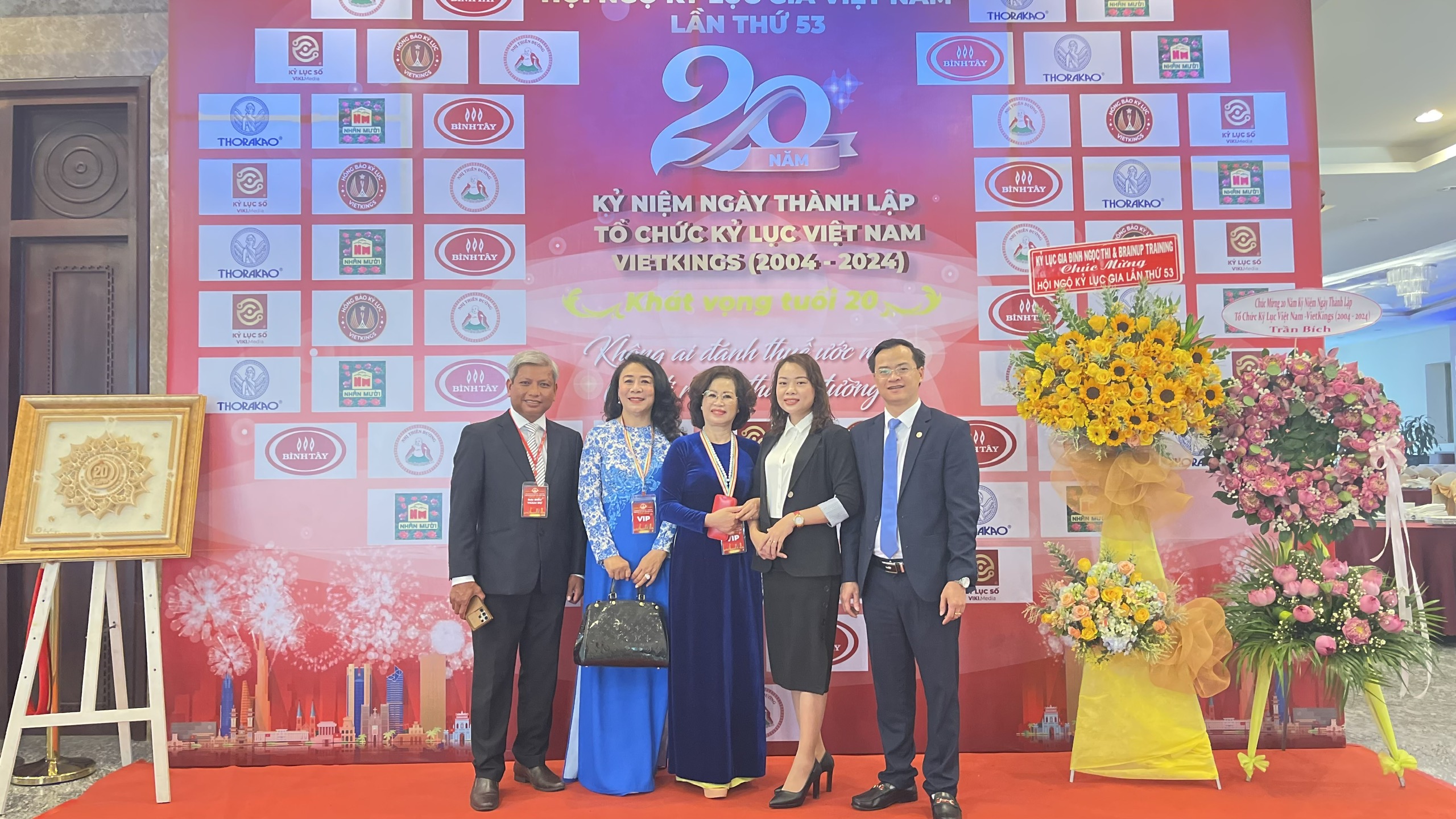 Đoàn lãnh đạo Lien Minh Group tham dự chương trình Hội ngộ Kỷ lục Việt Nam lần 53.