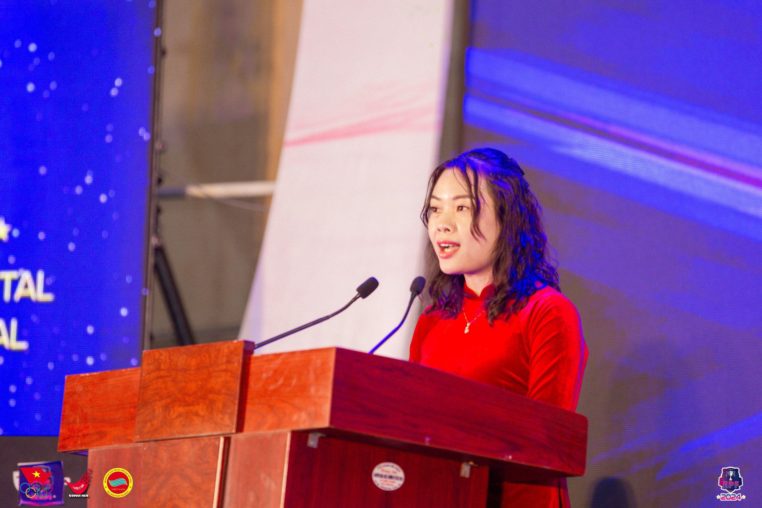 Bà Phạm Thị Vân – Phó Trưởng đại diện VP Miền Bắc Tổ chức Kỷ lục Việt Nam công bố quyết định xác lập Kỷ lục.