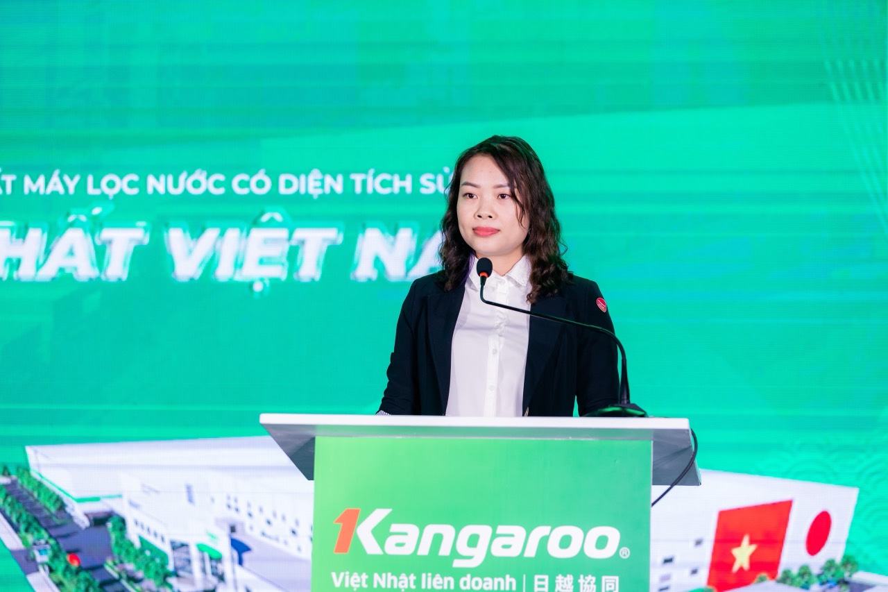 Bà Phạm Thị Vân - Phó trưởng đại diện Miền Bắc tổ chức kỷ lục Việt Nam công bố quyết định xác lập kỷ lục.