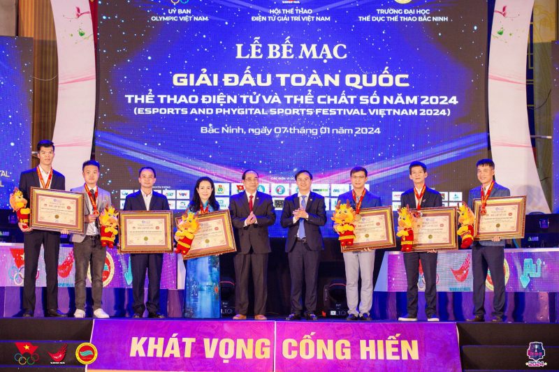 Tiến sĩ Trần Ngọc Tăng – Nguyên Phó Trưởng ban Tuyên giáo Trung ương, Phó Chủ tịch TW Hội Kỷ lục gia Việt Nam và Ông Hoàng Thái Tuấn Anh – Tổng Thư ký Tổ chức Kỷ lục Đông Dương, Trưởng đại diện VP Miền Bắc Tổ chức Kỷ lục Việt Nam cùng trao Kỷ lục Việt Nam đến đại diện các đơn vị.