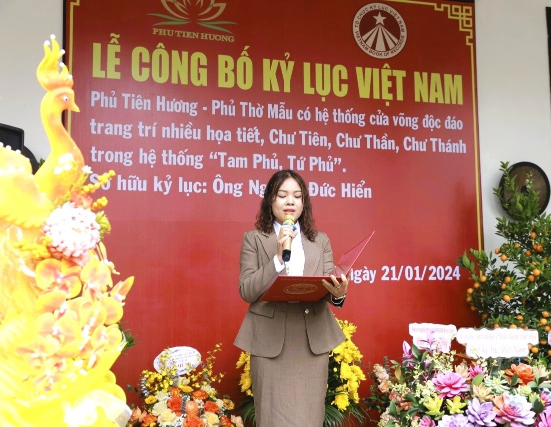Bà Phạm Thị Vân - Phó Trưởng đại diện VP Miền Bắc Tổ chức Kỷ lục Việt Nam đại diện công bố quyết định xác lập Kỷ lục. 