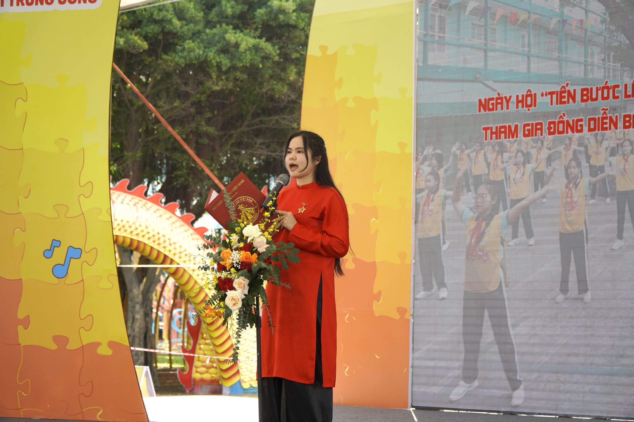 Bà Trần Thu Phương – Phó Tổng Thư ký Tổ chức Kỷ lục Việt Nam (VietKings) đại diện công bố quyết định xác lập đến 02 đơn vị tại buổi lễ sau khi màn đồng diễn hoàn thành. 