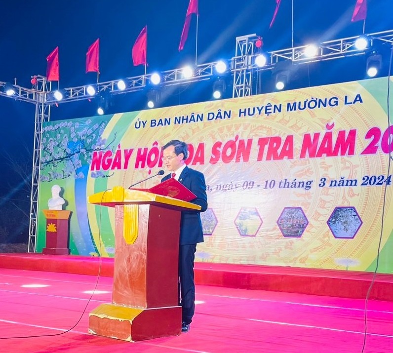 Ông Hoàng Thái Tuấn Anh - Tổng thư ký Tổ chức Kỷ lục Việt Nam, Trưởng đại diện Miền Bắc Tổ chức Kỷ lục Việt Nam công bố quyết định xác lập Kỷ lục đến đơn vị.