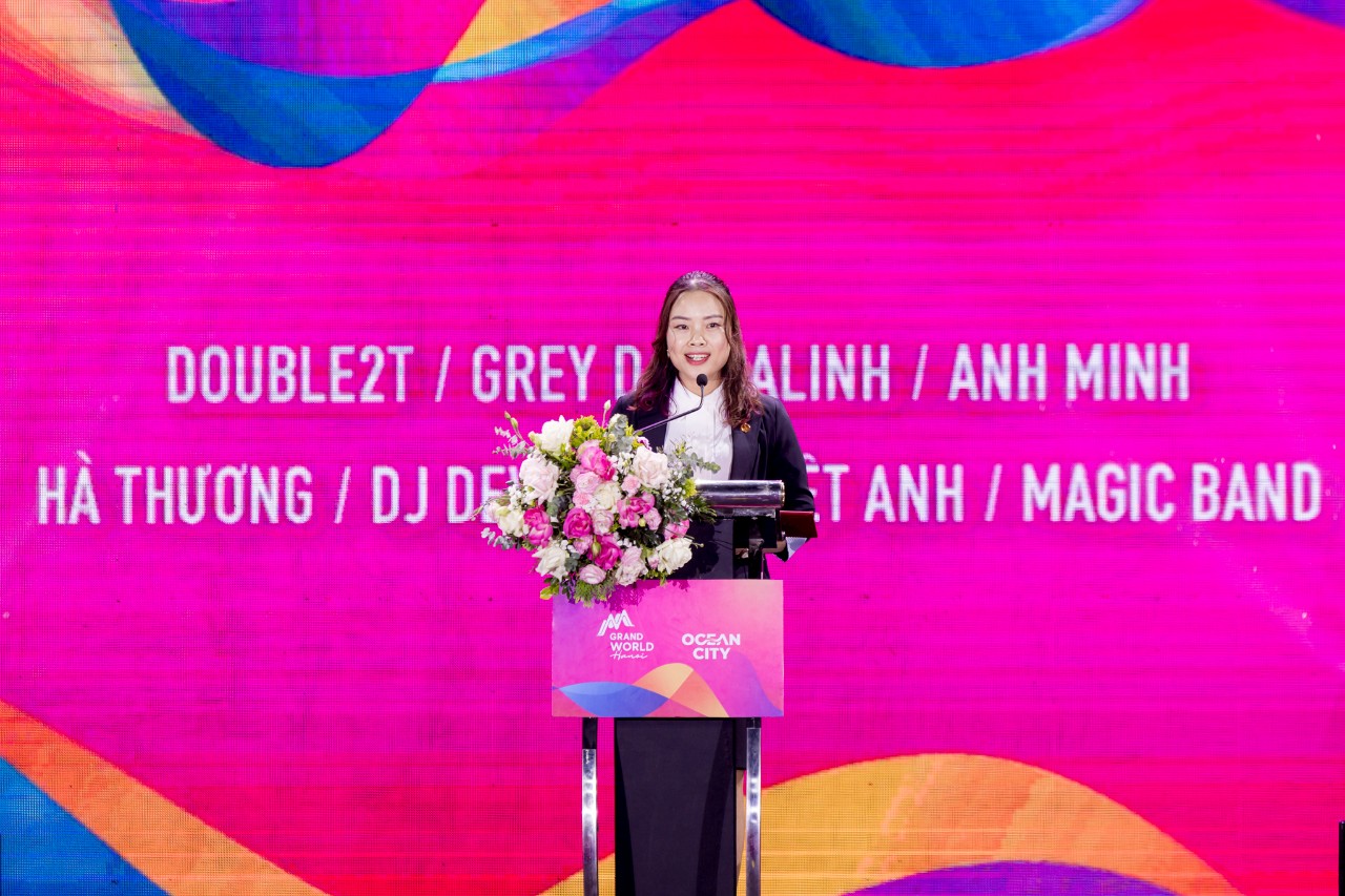 Bà Phạm Thị Vân – Phó trưởng đại diện Miền Bắc Tổ chức Kỷ lục Việt Nam công bố quyết định xác lập Kỷ lục đến đơn vị.
