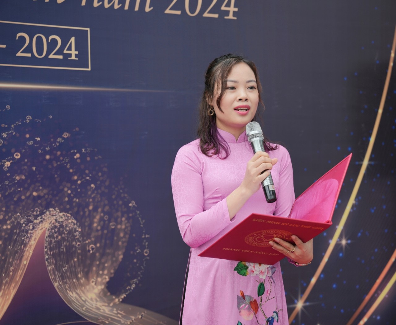 Bà Phạm Thị Vân - Phó trưởng đại diện Miền Bắc Tổ chức Kỷ lục Việt Nam công bố quyết định xác lập Kỷ lục đến đơn vị.