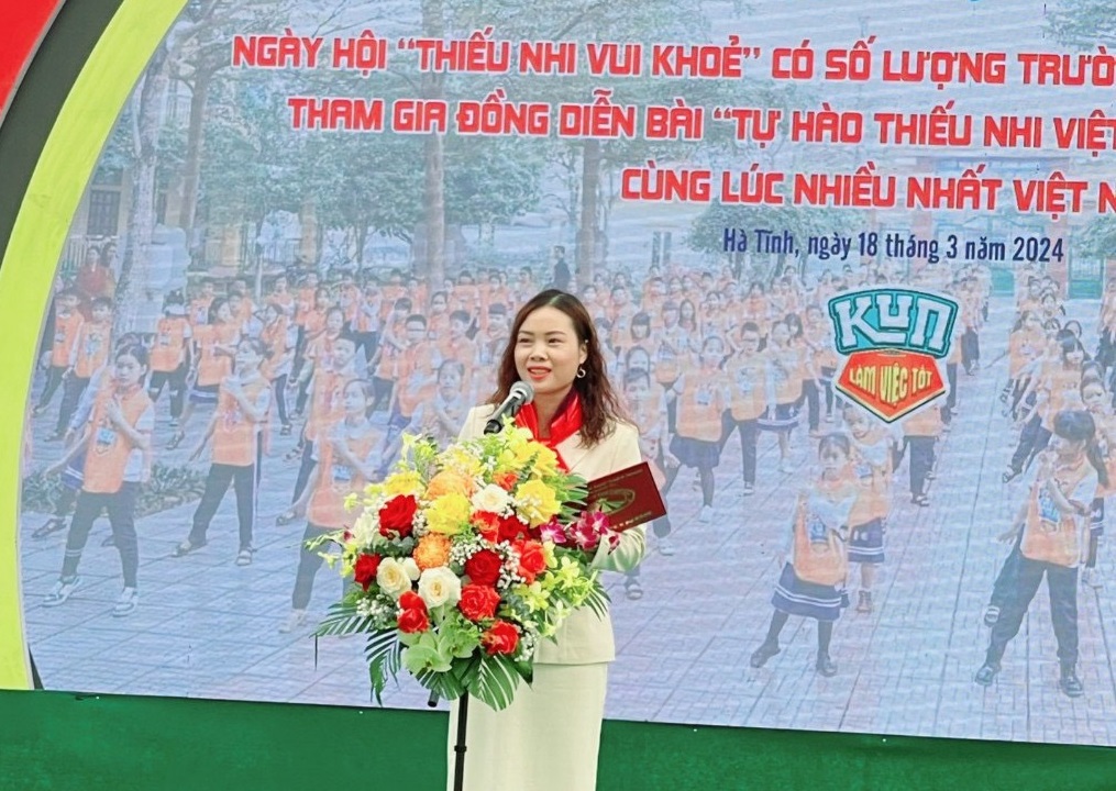 Bà Phạm Thị Vân – Phó trưởng đại diện Miền Bắc Tổ chức Kỷ lục Việt Nam đại diện công bố quyết định xác lập Kỷ lục đến đơn vị.