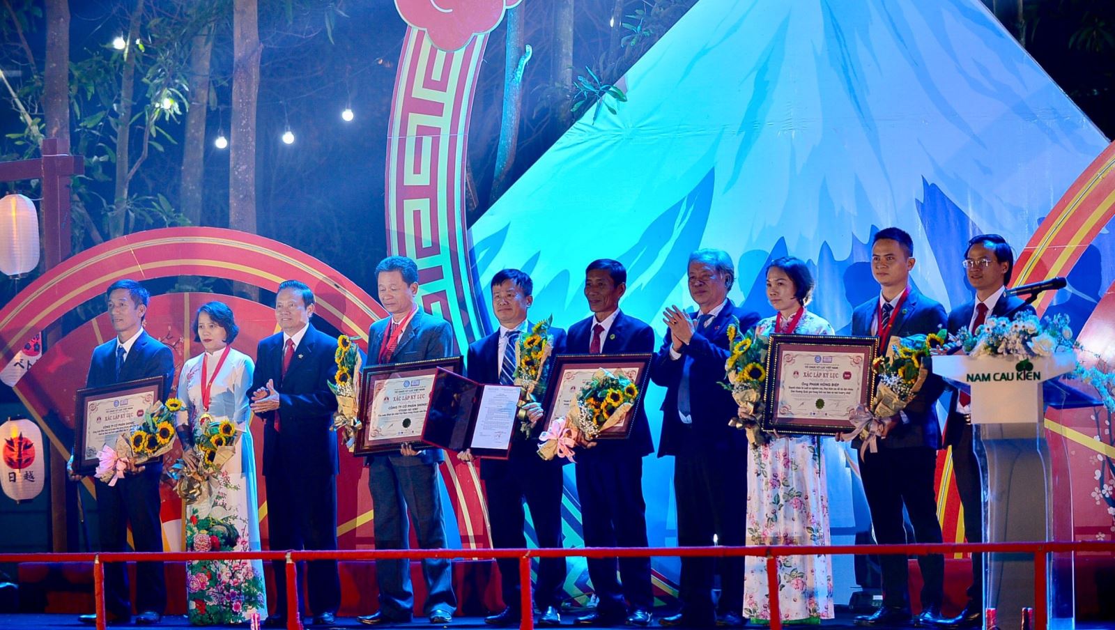 Ban lãnh đạo Công ty Cổ phần Shinec đón nhận 03 Kỷ lục Việt Nam vào năm 2020.