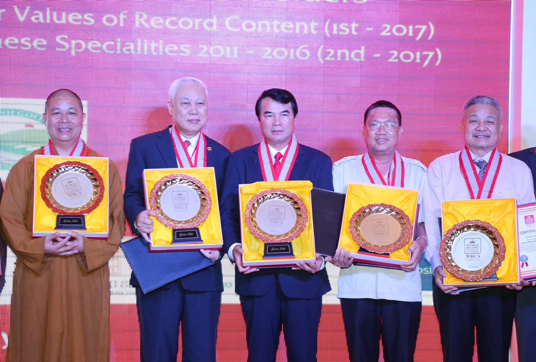  Ts.Kỷ lục Đặng Văn Phú (thứ hai từ trái sang) đón nhận đĩa vàng cống hiến từ Viện Nội dung Kỷ lục Thế giới. 