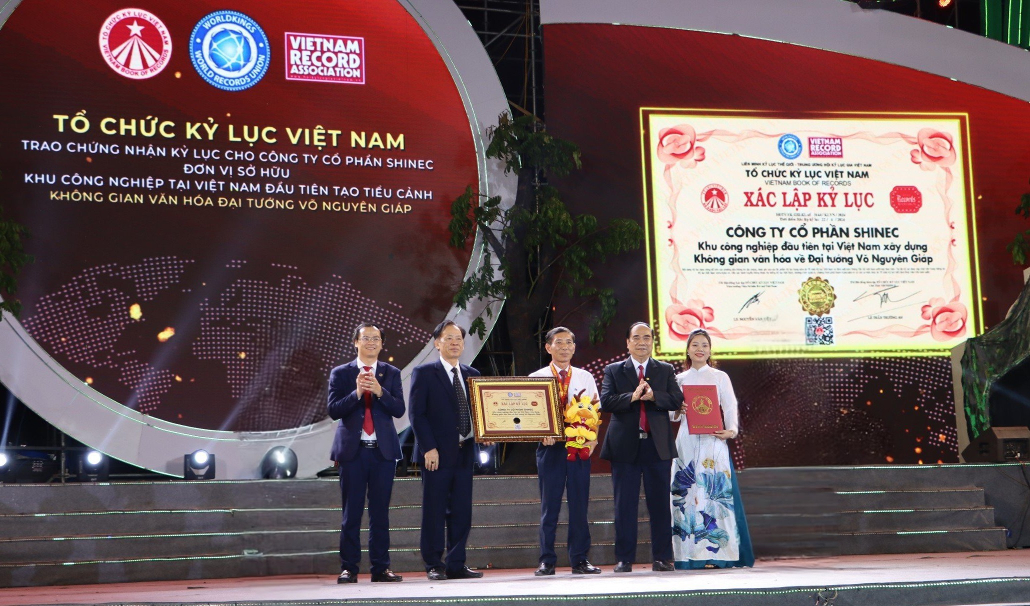 Tiến sĩ Thang Văn Phúc, Tiến sĩ Trần Ngọc Tăng và Ông Hoàng Thái Tuấn Anh trao bằng xác lập Kỷ lục Việt Nam đến Ông Hoàng Tuấn Anh - Tổng Giám Đốc Công ty Cổ phần Shinec (Ảnh: VietKings)