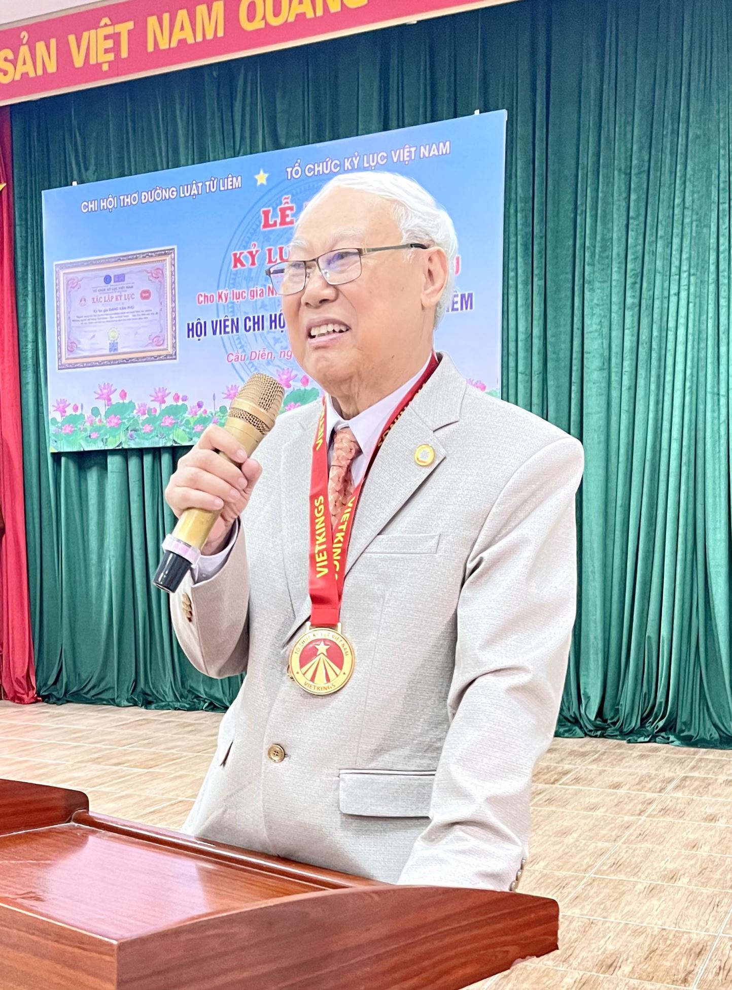 Kỷ lục gia Đặng Văn Phú - một Tiến sĩ hóa học mang tâm hồn thi sĩ .