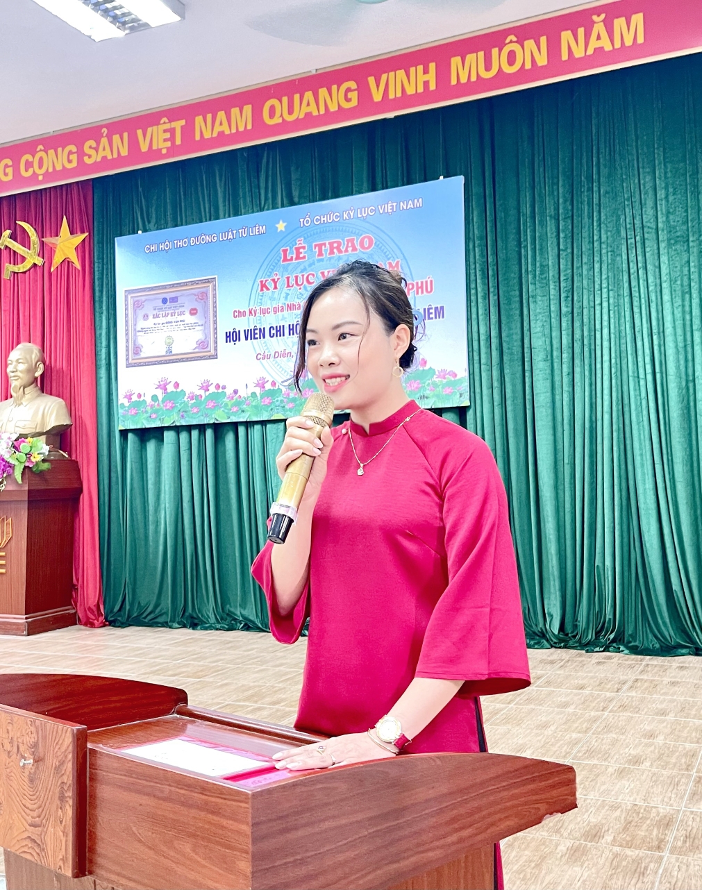 Bà Phạm Thị Vân – Phó Trưởng đại diện Miền Bắc Tổ chức Kỷ lục Việt Nam công bố quyết định xác lập Kỷ lục đến KLG Đặng Văn Phú.