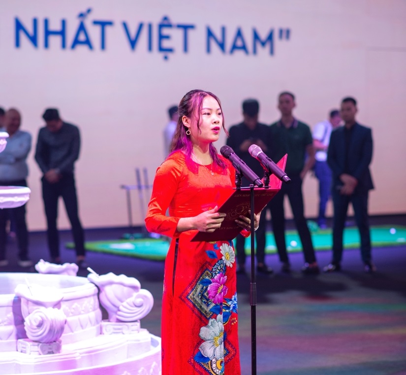Bà Phạm Thị Vân - Phó trưởng đại diện Miền Bắc Tổ chức Kỷ lục Việt Nam công bố quyết định xác lập Kỷ lục tại sự kiện.