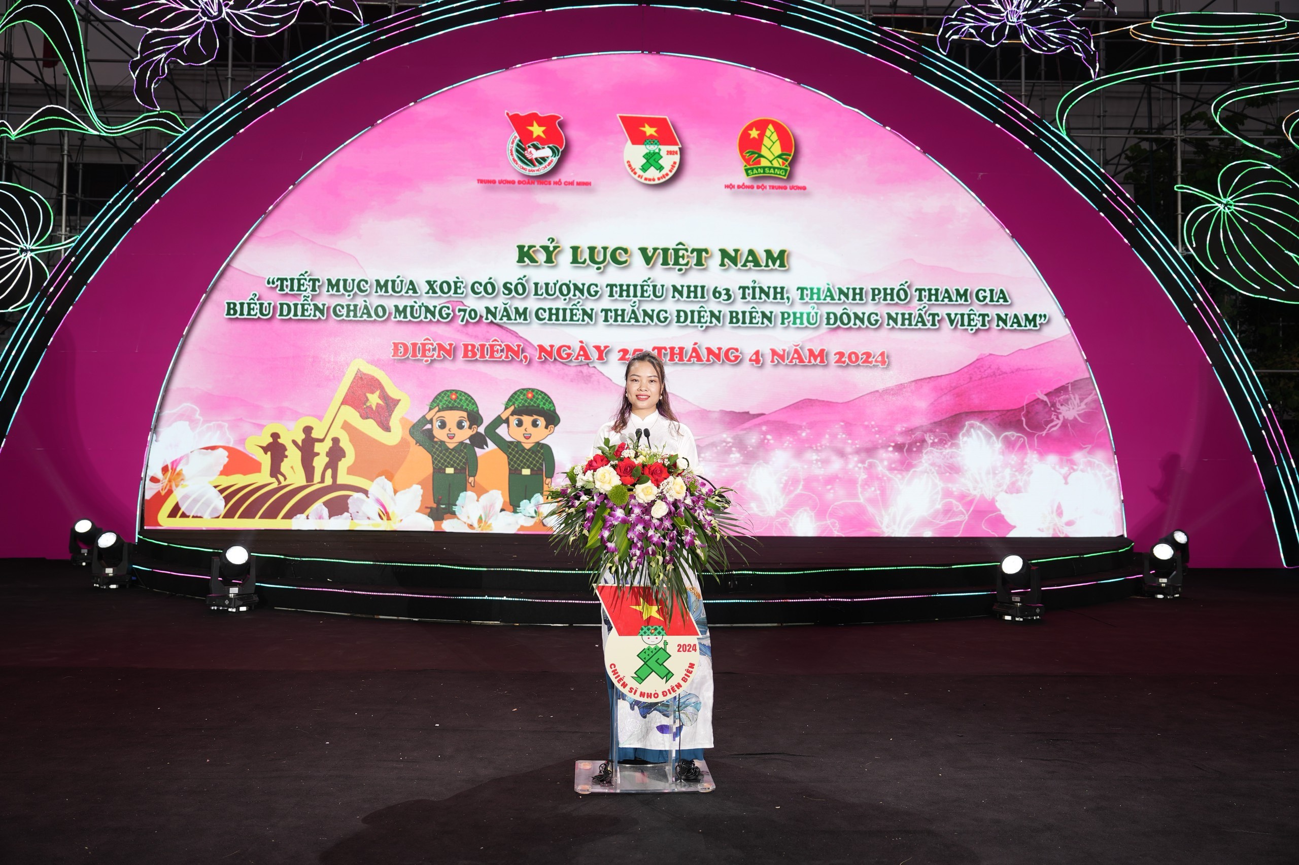 Bà Phạm Thị Vân - Phó trưởng đại diện Miền Bắc Tổ chức Kỷ lục Việt Nam công bố quyết định xác lập đến đơn vị.