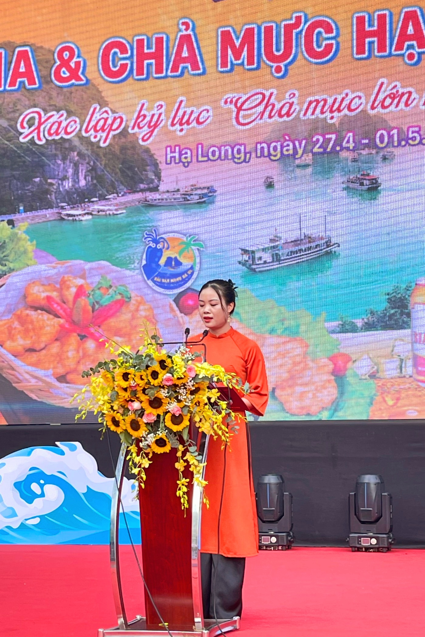 bà Phạm Thị Vân – Phó Trưởng đại diện Miền Bắc Tổ chức Kỷ lục Việt Nam