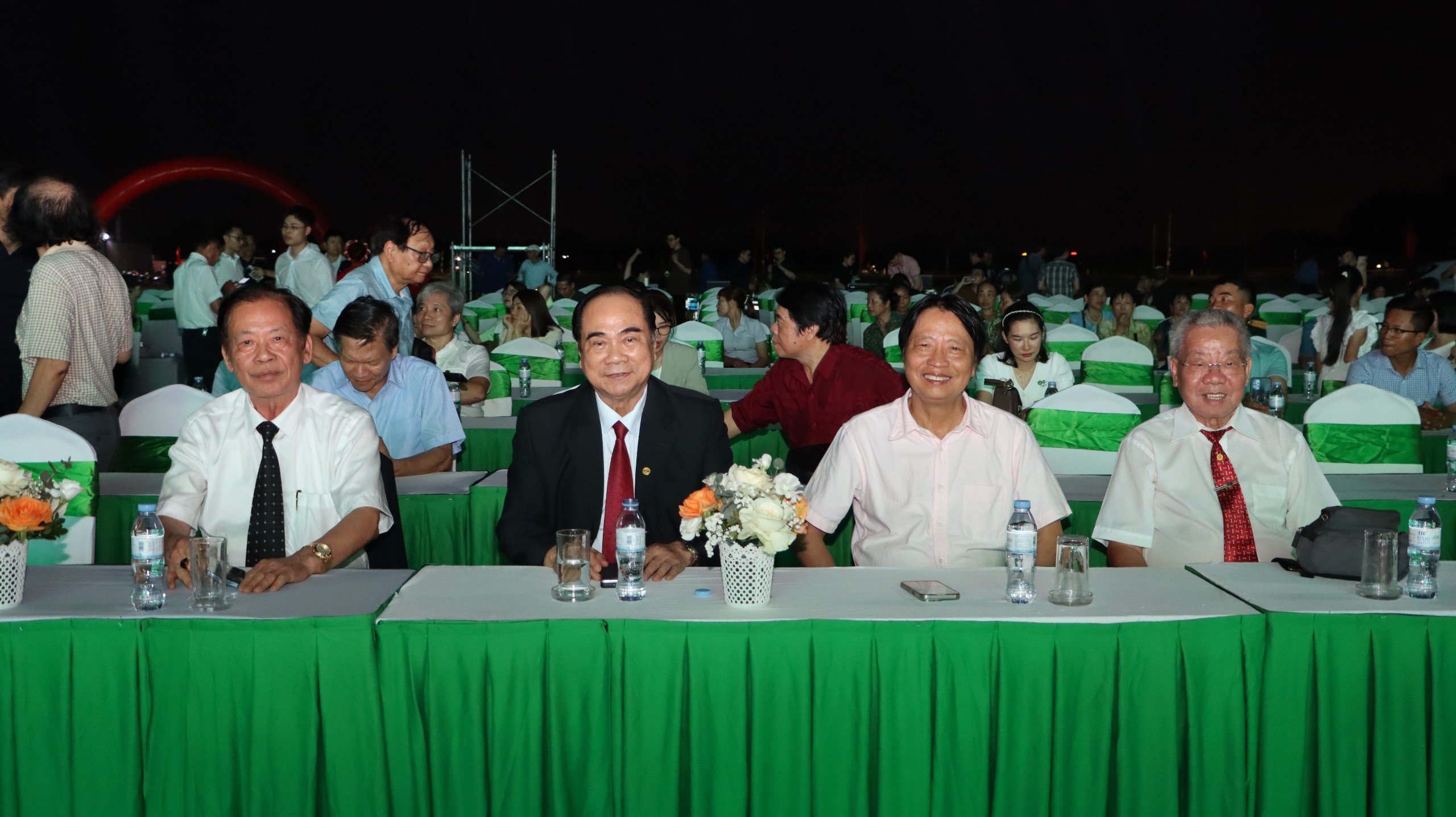 Đại diện Ban lãnh đạo VietKings có mặt tham sự sự kiện, Tiến sĩ Thang Văn Phúc (ngoài cùng bên trái), Tiến sĩ Trần Ngọc Tăng (thứ 2 từ trái qua).