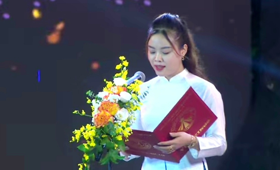 Bà Phạm Thị Vân công bố Quyết định xác lập Kỷ lục Việt Nam đến Công ty Cổ phần Shinec.